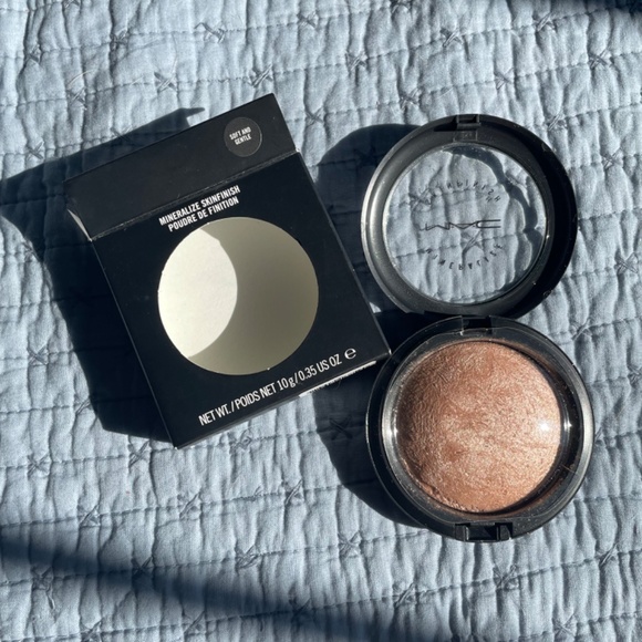 NIB Mac MINERALIZE SKINFINISH in Soft & Gentle - Picture 3 of 4